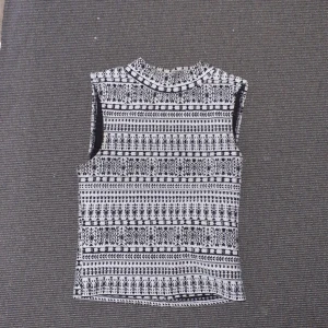 Fina sommar kläder - S size. Säljer eftersom har ändrat min still. Jag köpte den 2022 den 20 sep.köpte för 200 och säljer för 50. Mer info kontakta mig