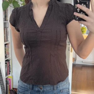 Brun kortärmad skjorta - Brun randig kortärmad skjorta. Skriv privat för mer bilder! 85kr + frakt 💓 Kontakta mig innan du klickar på ”köp nu” :) Buda bara om du vet att du kan betala