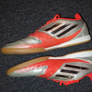 Futsal skor - Säljer nu av fotsal dojjorna