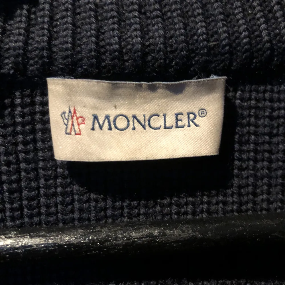 Säljer min Moncler Cardigan som är i toppskick! Size M Frågor? Hmu!  6000 All in👊🏼. Jackor.