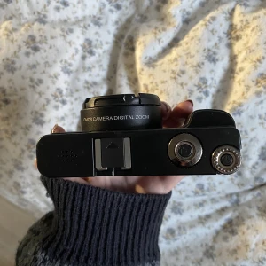 kamera - Digital kamera - ingår laddare + batteri   Knappt använt, köpt för lite mer än 1000 kr. Lättanvänd digitalkamera 24 MP, 16x ZOOM, bildsensor och 8.0 megapixel och 36 megapixel upplösning. spela in filmer i full HD-upplösning (1920x1080p) , stor LCD skärm.