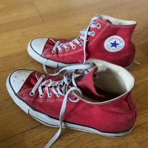 Röda converse - Röda converse köpta second hand. Använde endast under några veckor, sulan på undersidan har släppt vid sidan, därför det billiga priset. Men går att limma med skosulelimm