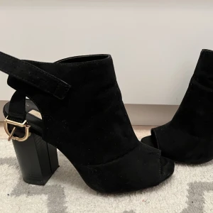 Klackskor - Stilrena klackskor Använda fåtal gånger, fint skick Storlek 38