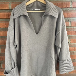 Stickad tröja - Mjuk stickad från zara Använd fåtal gånger  Strl S (stor i strl)