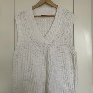 Stickad väst  - Vit stickad väst från Gina Tricot 