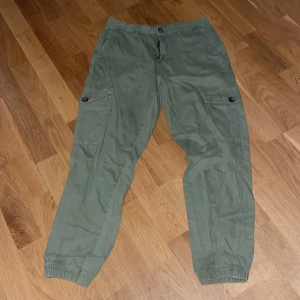 Cargopants - Känner inte att det är något för mig längre så säljer dom . Då dom sitter bra på och är snygga om det är din stil