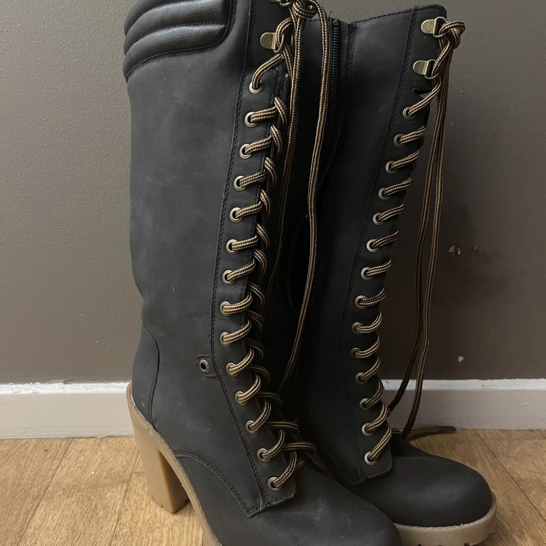 Höga stövlar med snöre 