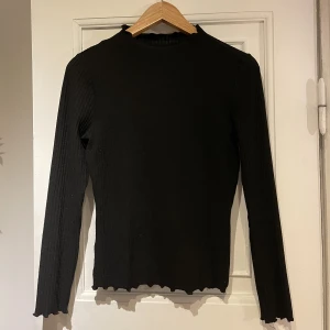 Svart långärmad - Svart långärmad. Väl använd, där av priset🙌🏼