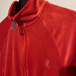 juicy couture - Helt ny köpt, prislappen sitter kvar. Köpt för 1200. Säljer den för fick en likadan i julklapp men som sagt helt nytt skick (aldrig använd). Priser går att förhandla vid snabb affär :) 