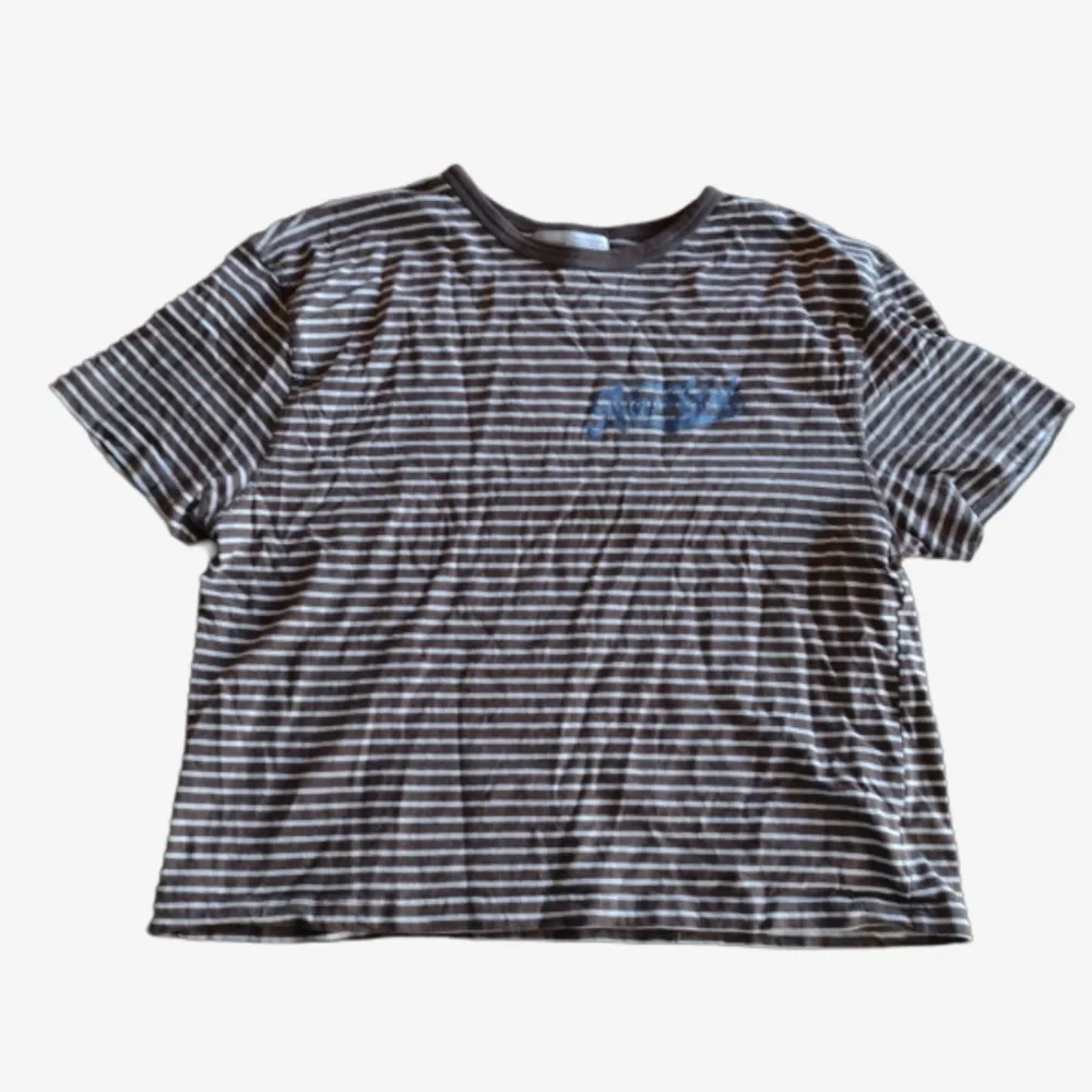 En liten brunrandig tshirt med ett litet blått tryck med texten New York💖. T-shirts.