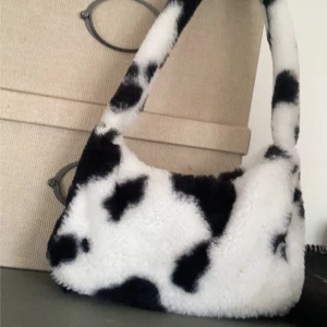  Koväska - Väskan har mer utrymme en vad man tror, jag brukar ha allt möjligt där i, bekväm och lurvig❤️❤️🐮