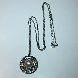 Fint halsband med pärlhänge som inte kommer till användning💞🫶🏻ej äkta silver och ej äkta pärla. Pärlan är lite repig men syns inte när man har på sig halsbandet🤩(frakt med frimärke ligger på 14kr, billigare frakt)!
