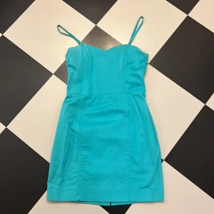 Korsettklänning - Mintgrön klänning i tjockt stretchigt bomullstyg. Korsett-/bandeaumodell. Fickor. Reglerbara axelband. Storlek 38. Aldrig använd.