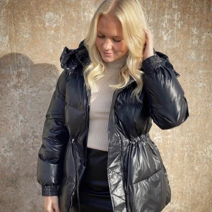 Jacka  - En helt ny Fräsch jacka har aldrig använt. Prislappen är kvar. Jackan är jättefin men känner inte riktigt i min stil. Det är storlek S på jackan. bara skriva privat om du vill veta mer. Ordinarie pris 1700 men jag säljer den för 1200 vi kan diskutera pris