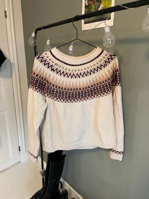 Stickad tröja - Stickad tröja med mönster från Only. Använd fåtal gånger och bra skick. Köparen står för frakten🫶🏼