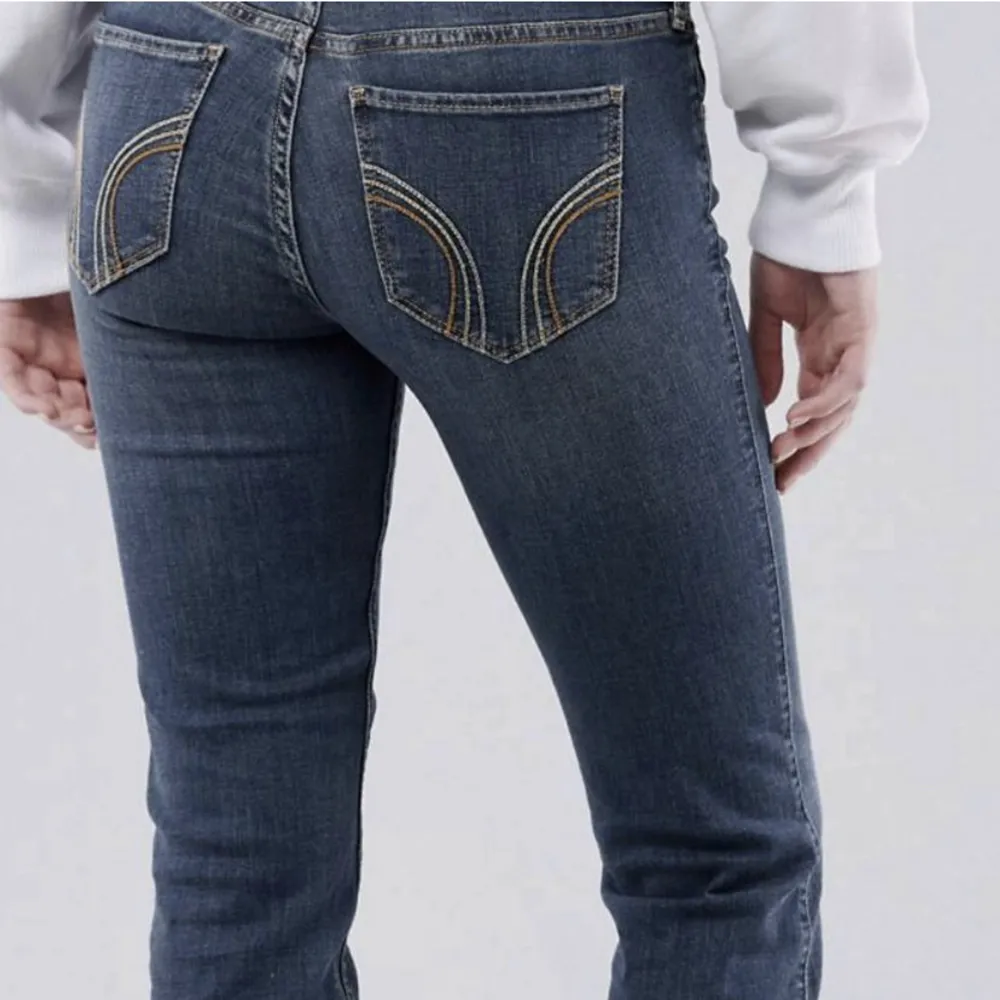 Sååå fina populära bootcut jeans ifrån Hollister i färgen ”indigo blue” som aldrig är använda, de är alltså helt nya med prislapp kvar!. Jeans & Byxor.