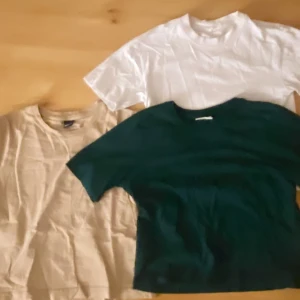 T-shirts - Endast vita T-shirt kvar!!!Säljer mina tre t-shirts. Ingen av dem är speciellt använda mer än ett fåtal gånger. Kan köpas separat. Samma pris för alla. Den gröna och vita är strlk S och beigea är strlk M. Skriv vid intresse och köparen står för frakten 😇