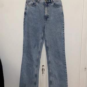 Ett par jeans från Only. Aldrig använda. Köpta för 500kr, säljer dem för 250kr. Dem är i storlek 29 i midjan och 34 i längden.