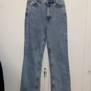 Raka jeans - Ett par jeans från Only. Aldrig använda. Köpta för 500kr, säljer dem för 250kr. Dem är i storlek 29 i midjan och 34 i längden.