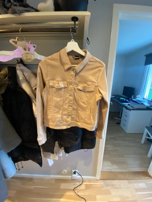 Jeans Jacka beach  - Hej! Säljer denna snygga jeans jacka pga för liten! 