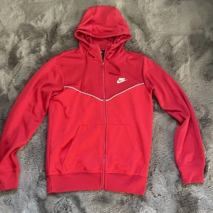 Nike Zip hoodie - Snygg nike zip hoodie, använd ett fåtal gånger.