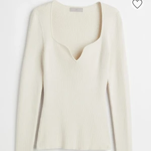 Beige ribbstickad tröja storlek s - Sprillans ny ribbstickad topp med hjärturringning från hm i storlek s. Använd 2 gånger och säljs då den är för stor för mig. Nypris 249kr