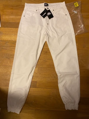 Vita tygbyxor, oanvända  - Ett par oanvända tygbyxor, lappen sitter kvar på dem och jag har och den påsen som de låg i från Zalando, kan förhandla vid smidigare affär 