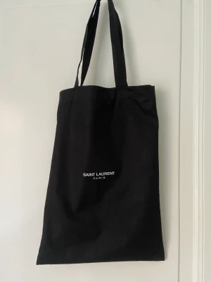 Saint Laurent cloth bag - Svart cloth bag från Saint Laurent