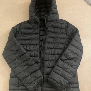dun jacka  - säljer en vanlig dunjacka med två extra inne fickor. köpt från pull & bear. jackar har tre småa hål som knappt syns