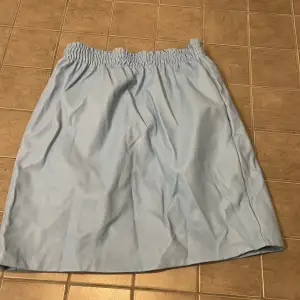 Denna unika kjol är köpt utomlands och i baddräktsmaterial. Otroligt skön  och högmidjad💙💙💙
