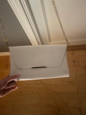 2 olika väskor - En vit jätte fin väska, man kan Justera bandet, 60kr. Och en svart lite större väska, perfekt till skolan, 70kr. Kom privat för fler bilder☺️