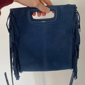 Maje väska - INTRESSEKOLL på min blåa Maje väska. Använd fåtal gånger❤️ Tryck inte på köp nu, hör av er vid frågor