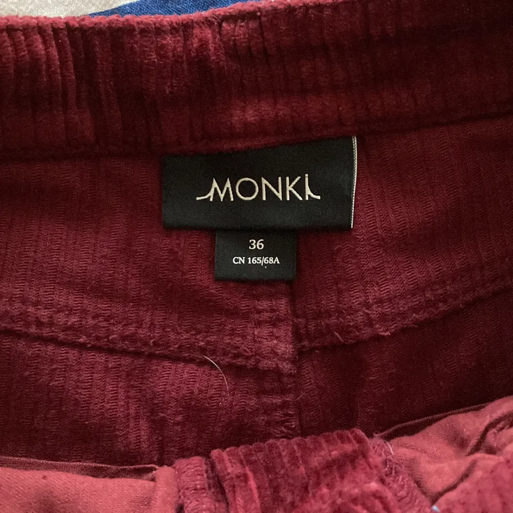 Manchesterbyxor i vinrött från Monki. Jeans & Byxor.