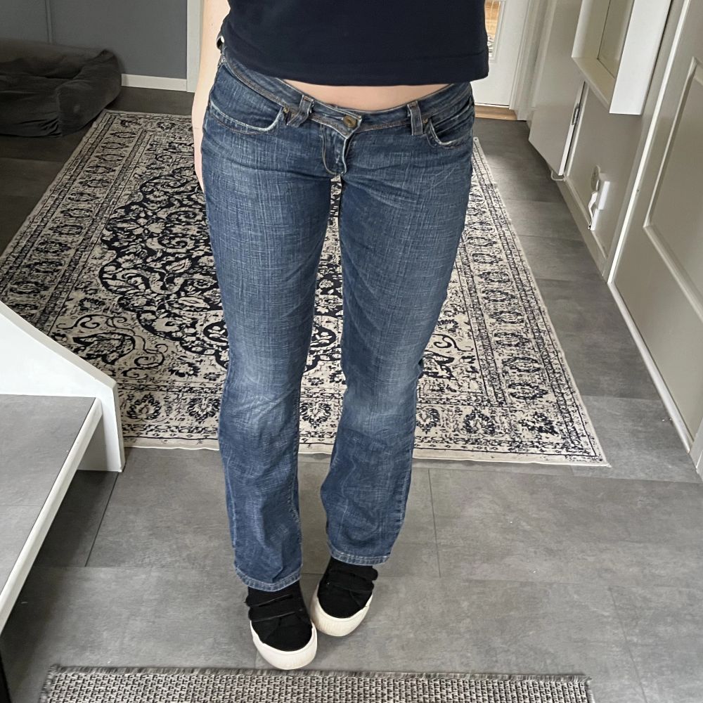 Superfina Levis jeans, går att få längre om man sprättar upp kanten längst ner 💞lågmidjade ! Om jag får något direktbud privat så kan jag sälja innan budet är slut! . Jeans & Byxor.