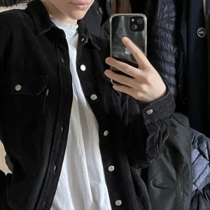 Levis jackskjorta - Säljer min nästintill oanvända Levis jackskjorta i Manchester. Kan användas både som skjorta men också en tunn jag så som jag har på bilden. Storlek M