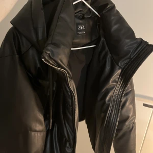 Jacka - Säljer denna superfina puffer jacket från zara då den inte längre kommer till användning för min del! Supervarm till vintern men funkar även bra som vårjacka, inga skavanker alls, storlek S men är lite oversized💓andra bilden är lånad! (Frakt tillkommer) 