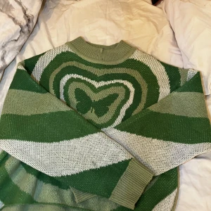 Grön mjukis tröja - En liten fläck på den som man knappt ser annars helt perfekt 