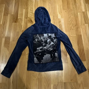 Limitato hoodie  - Säljer en limitato hoodie, den har används en del. Köpte den för 3500kr på melrose på kungsmässan. Den Har tyvärr ett litet hål längst ner på ärmen som är omärkbart men det finns ändå och det är därför jag lägger ut tröjan till ett så billigt pris 