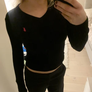 Ralph Lauren stickad  - Säljer denna Ralph Lauren tunna stickade tröjan som är sparsamt använd och i fint skick! ❤️‍🔥