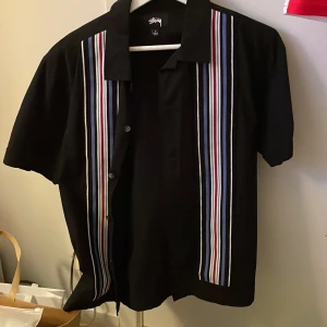 Stussy skjorta - Säljer denna riktigt feta stussy skjortan som tyvärr är lite liten för mig, prima till sommaren 