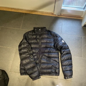 Moncler Agay - Säljer denna moncler agay för 3200. Kan gå ner lite i pris vid snabb affär. Jackan är i nyskick förutom en jättelitet reva på ryggen som jag inte orkar fixa därav priset. Size 3/M. Kom pm för mer frågor. Möts upp i Stockholm eller skickar vida postnord📦