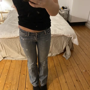 Lågmidjade Dolce & Gabbana jeans - Lågmidjade jeans ifrån Dolce&Gabbana! Stretchigt material och passar någon som är cirka 160cm. 