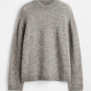 Mohair tröja - Stickad tröja i mohair tyg, nyskick, skriv vid frågor och funderingar😇