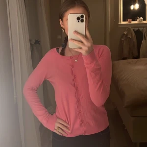 Kofta - Säljer denna supersöta rosa koftan som är 10/10 i skick i storlek M men passar S💓