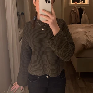 Stickad tröja  - Jag säljer denna snygga mörkgröna tröjan ifrån GinaTricot😻 Den är 10/10 i storlek XS!