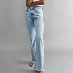 Blå jeans - Säljer mina Mid waist jeans från gina. Nypris 499kr men säljer för 250kr +frakt. Jeansen är i nyskick.  Skriv för fler bilder💕