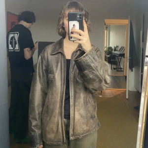 Skinnjacka fodrad brun - Intressekoll på min älskade bruna skinnjacka. Kommer inte till användning så mycket som den förtjänar. Köpt vintage men i väldigt bra skick. Fodrad, funkar som vinter- eller höstjacka. Oversized fit, sitter som en M/L. Pris kan diskuteras!