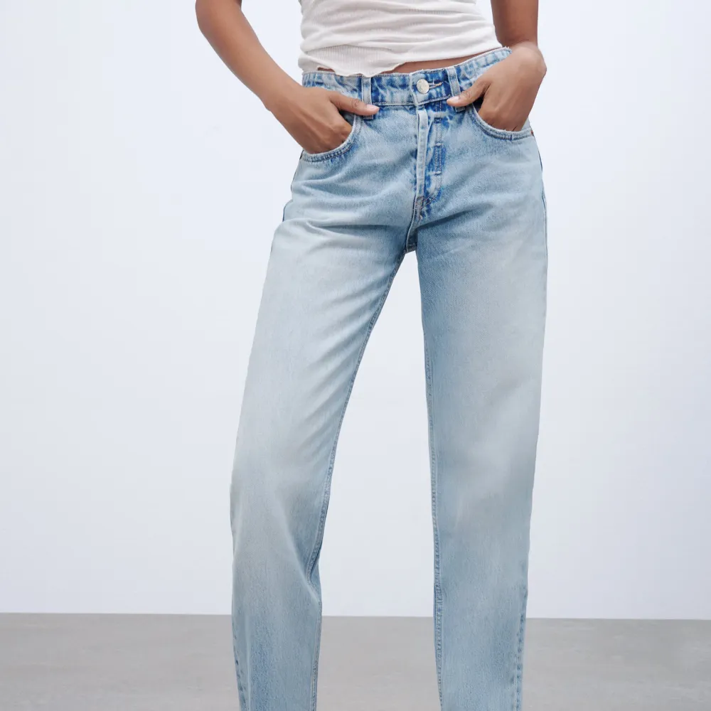 Säljer dessa jätte snygga zara jeansen som aldrig är använda ❤️. Jeans & Byxor.