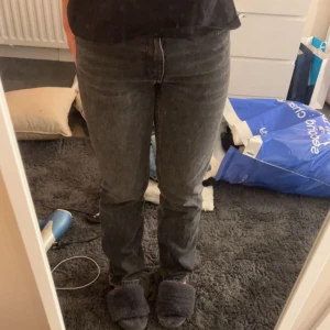 Gråa jeans  - Jättesnygga gråa jeans från zara!! Dom är mid i midjan. 
