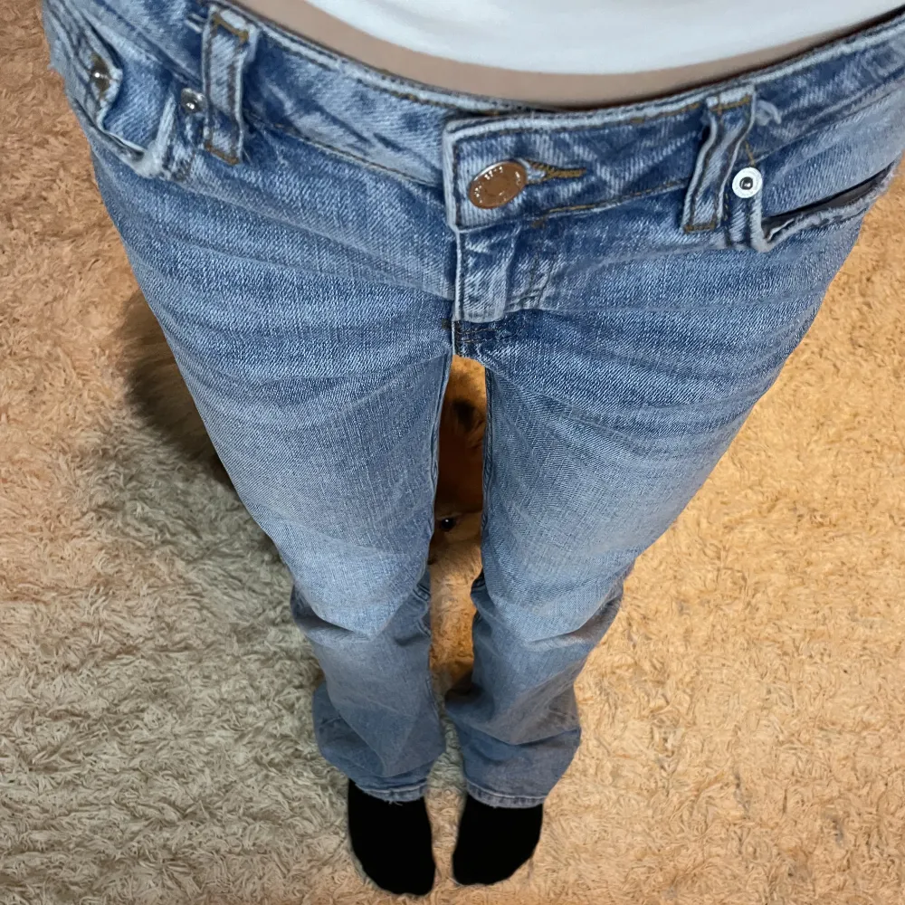 Säljer mina nya Lågmidjade bootcut jeans från Young Gina pågrund av att det är lite stora på mig. Har bara använts två gånger. . Jeans & Byxor.